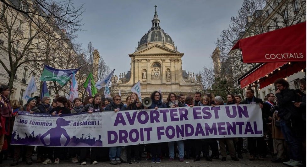 France : Le Sénat Ancre le Droit à l’Avortement dans la Constitution !